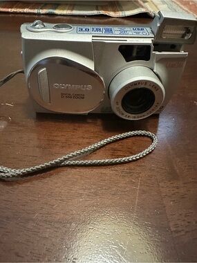 Olympus D-550 Zoom Digital Camera
